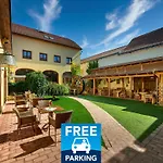 Hotel Selsky Dvur - Bohemian Village Courtyard