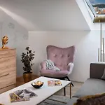Theatre 9 Apartments By Adrez