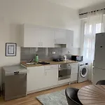 Roomy Apartment Close To Palmovka
