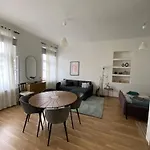 Roomy Apartment Close To Palmovka