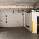 City Centre Garden Apartment With Parking