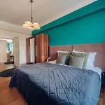 Downtown 2Bd Riverside Apartment Near Dancing House