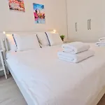 Sunny Apartment In Smichov, Prague 5