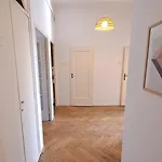 Na Slupi Sanctuary: Serene 2-Bedroom Getaway Prague