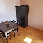 Na Slupi Sanctuary: Serene 2-Bedroom Getaway Prague