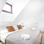 Beautifully Renovated Apartments At Lesser Town