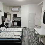 Small Apartment In Downtown For Groups