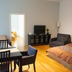 City Centre Garden Apartment With Parking