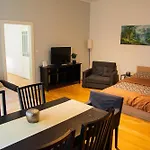 City Centre Garden Apartment With Parking