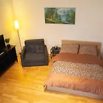City Centre Garden Apartment With Parking