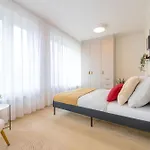 Bright 2Br - 5Th Floor, Balcony, Free Parking By Gravity Prague