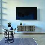 Jana\'S Wow Apt, 2Br, Metro Next Door, Near The Airport