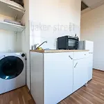Snug Room Close To Metro Palmovka