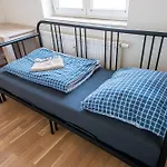 Snug Room Close To Metro Palmovka