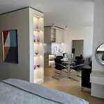 Luxe Apartment Near The Airport