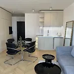 Luxe Apartment Near The Airport