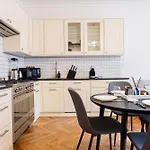Spacious Apartment Near Prague Castle