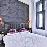 Two-Bedroom Haven In The Old Town
