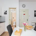 Private Retreat Close To Stations In Praha 3