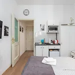 Private Retreat Close To Stations In Praha 3
