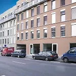 Modern Studio 10min CENTRE, Free inside Parking