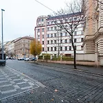 Cozy Private Apartment In The City Center