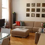 Spacious Elegance In The Heart Of Old Town