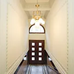 Spacious Elegance In The Heart Of Old Town