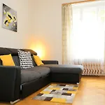 Yellow Apartment Few Steps From Metro