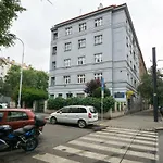 Apartment Four Year Seasons - Walkable To Centre, Metro And Riverside