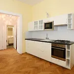 Apartment Near The Charles Bridge