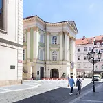 Quiet Apartment In The Heart Of Old Town Centre