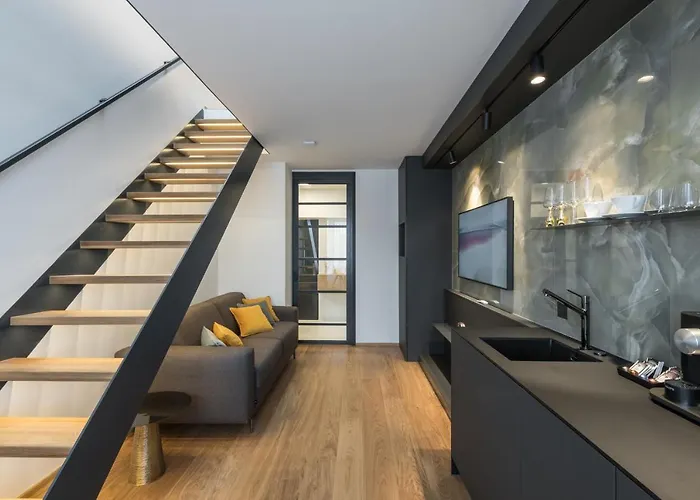 Fully Renovated Stylish Duplex In A Convenient Location