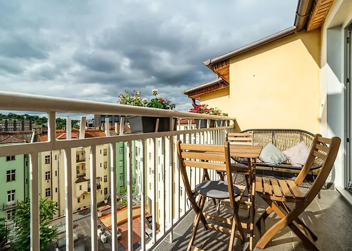 Central, Spacious, Modern 5 Bedrm Duplex W/Balcony