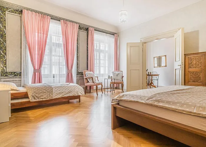 Bright & Spacious At Mala Strana, Charles Bridge 3 Min Of Walk