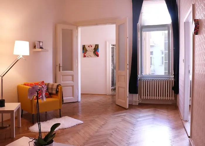 Charming Apt W Balcony Old Town
