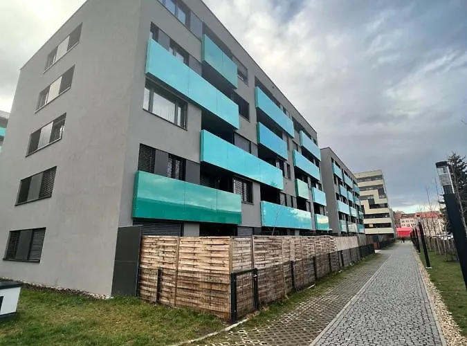 White Pearl Studio With Parking In Holesovice