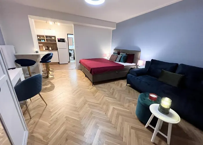 Quiet & Cozy Apartment/ Balcony / Popular Location