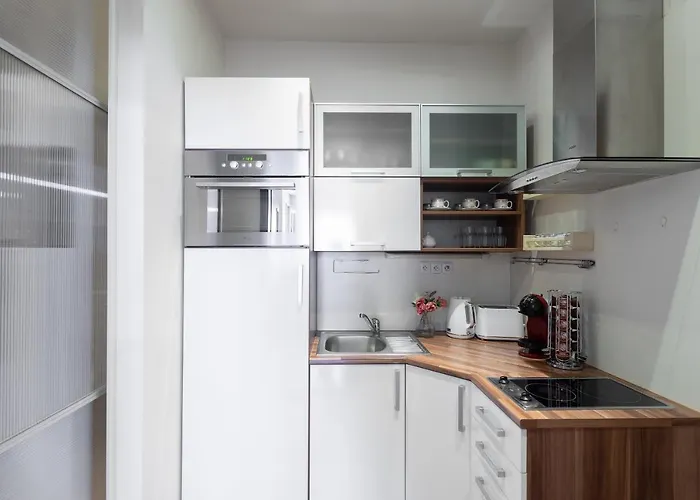 10 Min City Centre 5 People Apartment, Free Coffee