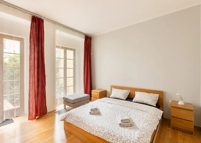 City Centre Garden Apartment With Parking