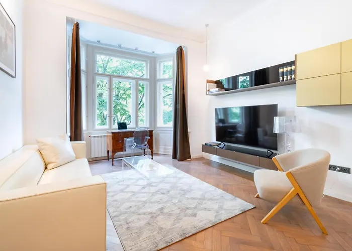Elegant Paris Ave Apartment With A Terrace