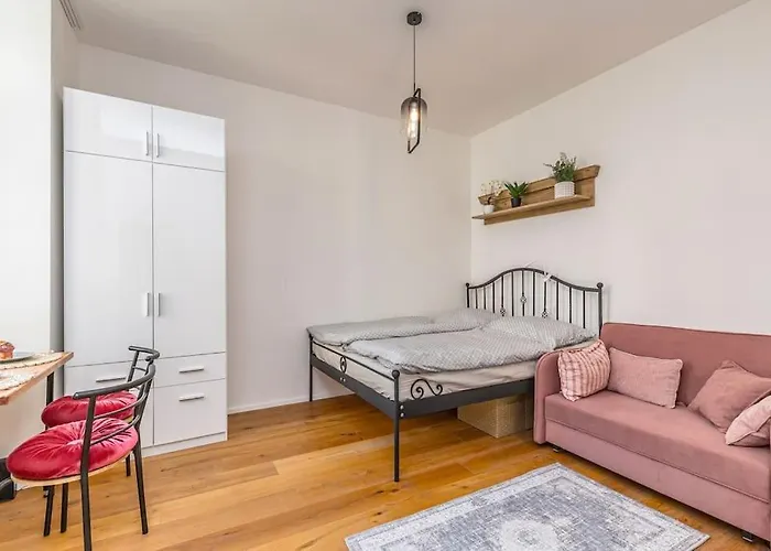 Cozy Quiet New Apartment In Karlin Square