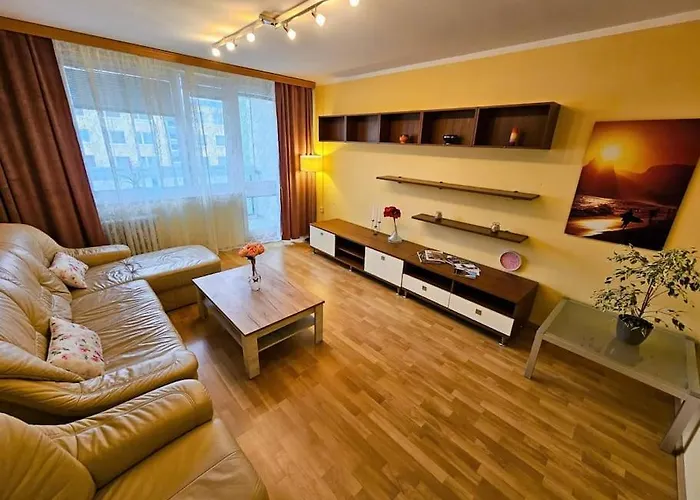 Family Apt For 6, 10Mins To Centre, Free Parking, Quiet Location, New Furniture, Balcony