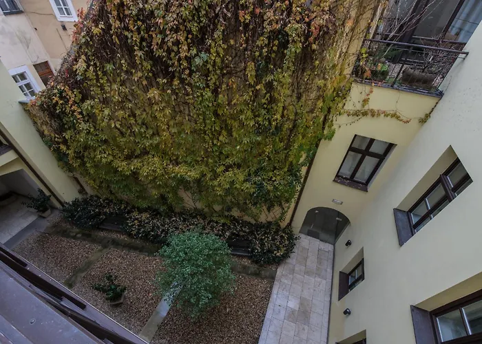 Upscale Apartment In Prime Location Near All Sights