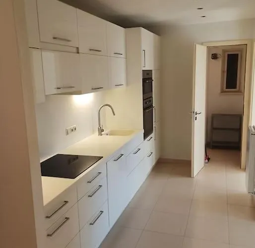 Spacious Modern 3 Bedroom Aparment