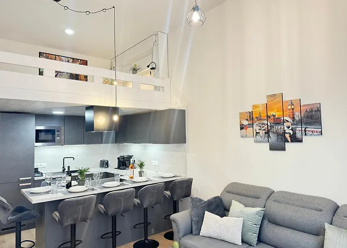 Free Parking - Cozy Apartment Near Vysehrad Railway Bridge