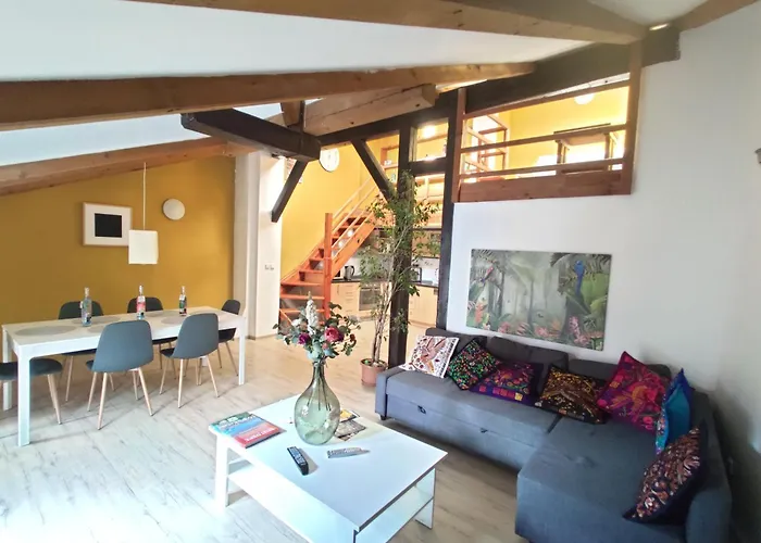 Cozygem Apt 2 Mins Walk Charles Bridge