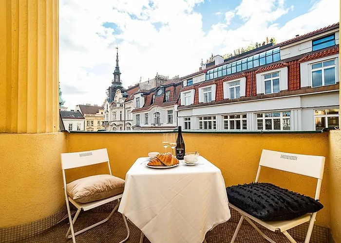 Elegant Old Town Apt With Balcony