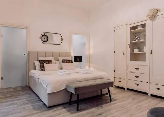 Wenceslas Square / Main Station - New Studio*****