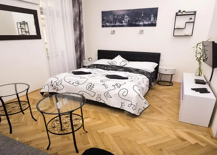 Black & White Apartment Prague By Wenceslas Square And Muzeum
